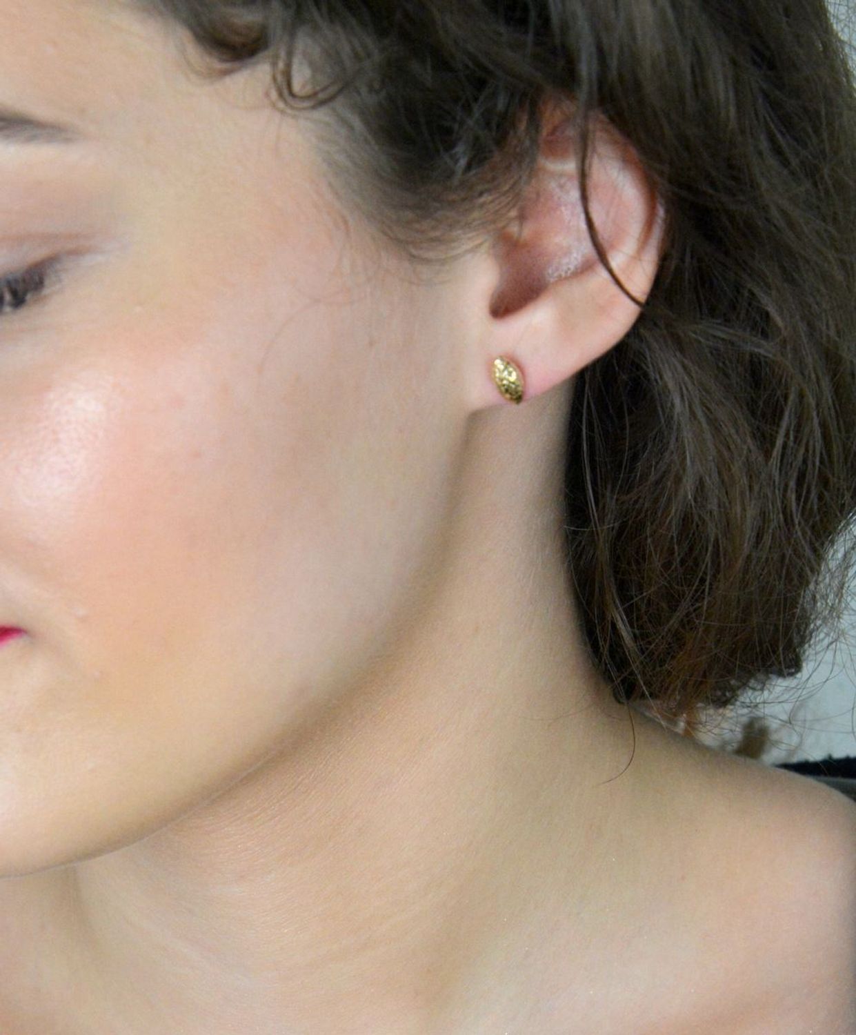 Kolczyki złote grawerowane pr 375, KL 2145 375  Prezentujemy wyjątkowe złote kolczyki o próbie 375, które łączą klasyczny styl z delikatnym grawerowanym wzorem.1.jpg